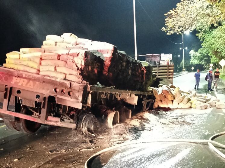Tractocamión se incendió en la Autopista del Café