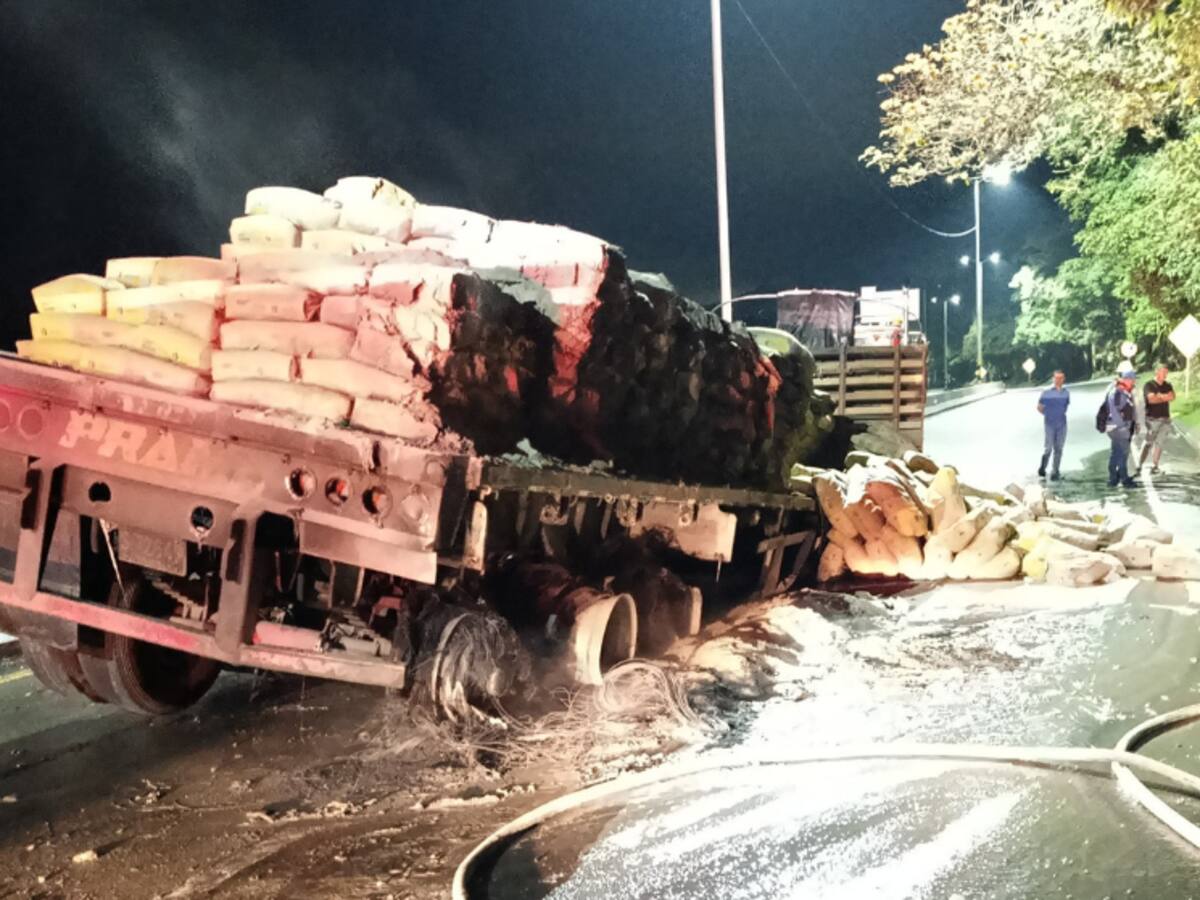 Incendio de Tractocamión en la Autopista del Café en Manizales