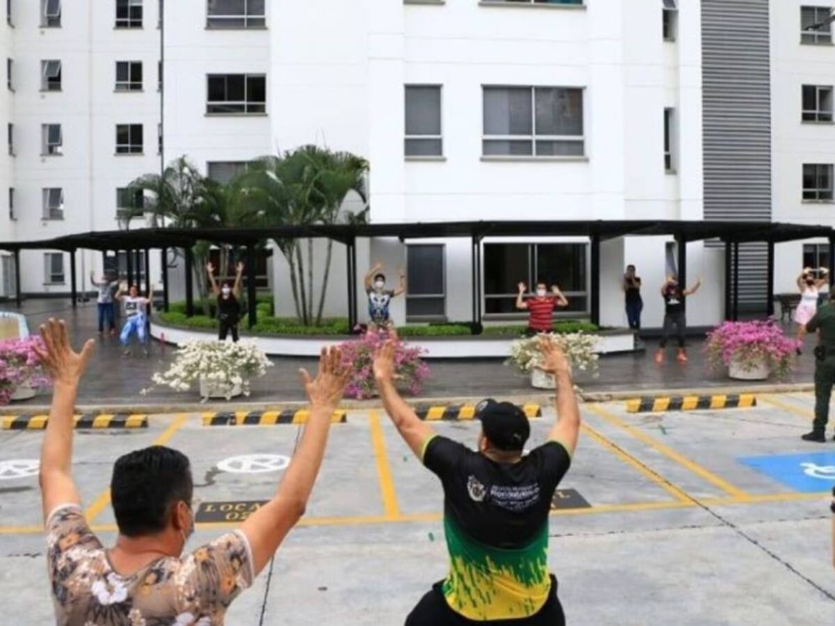 Florideños hacen ejercicio en el balcón de sus apartamentos