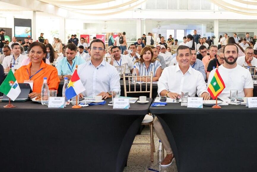 La gobernadora de Sucre, Lucy García; el alcalde de Montería, Hugo Kerguelén; el alcalde de Cartagena, Dumek Turbay, y el gobernador de Córdoba, Erasmo Zuleta.