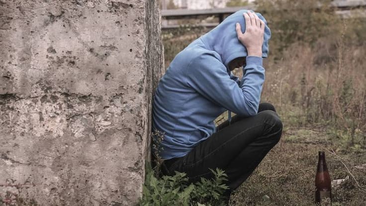 ¿Cuál es la responsabilidad de los adultos en el consumo de alcohol en menores de edad?