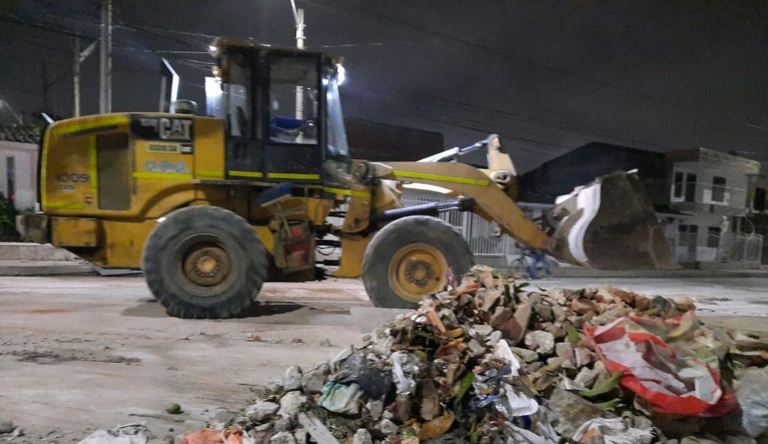Limpieza de la Triple A en los alrededores del estadio Metropolitano Roberto Meléndez.