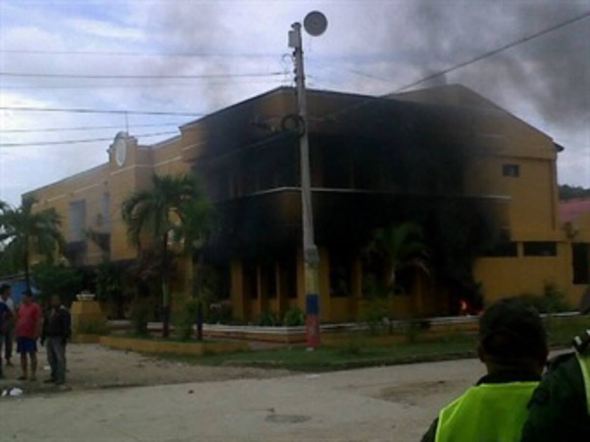 Revoltosos le prendieron fuego a la sede de la Alcaldía de Ponedera, Atlántico