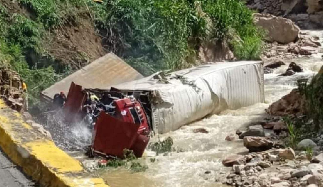 Tractomula cae a una quebrada