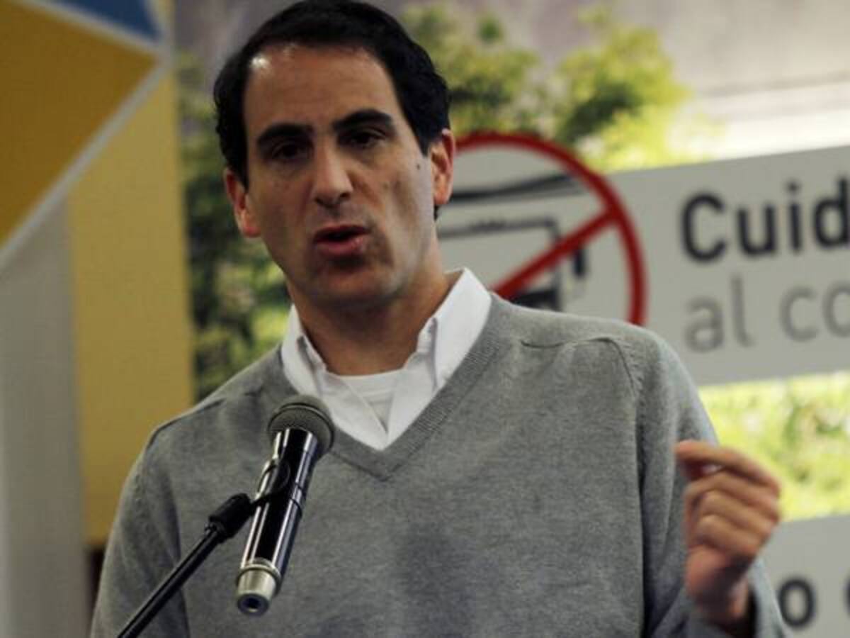 Contrato para encuestas genera cuestionamientos a ministro de Minas