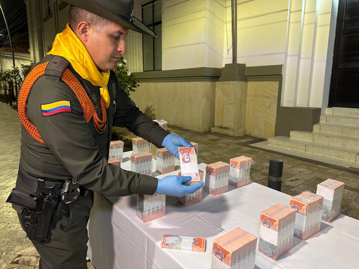 Bucaramanga: Incautan 20.000 billetes de bolívares camuflados en una narcoencomienda