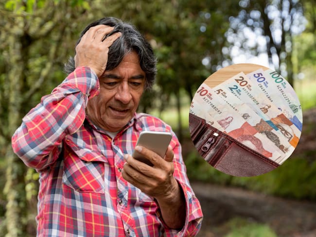 Persona mayor revisando su celular / Dinero colombiano (Getty Images)