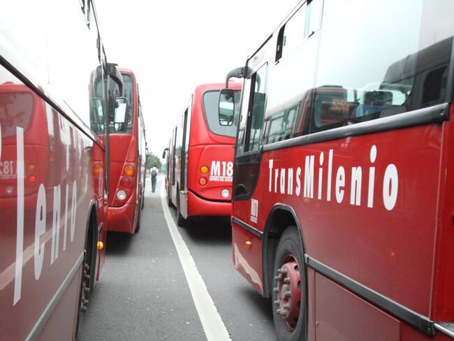 Ladrones aprovechan trancones de buses de Transmilenio para robar