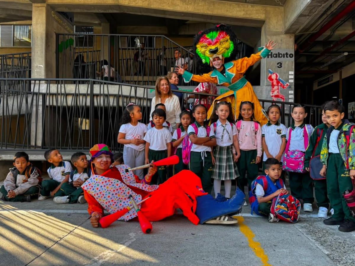 Regreso a clases en Medellín: más de 270.000 estudiantes vuelven a las aulas