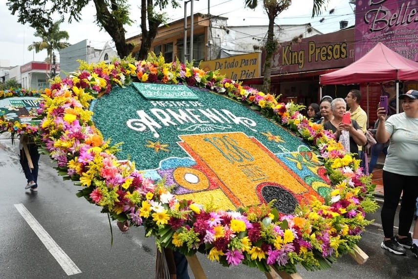 Flores sobre Armenia en su conmemoración de los 136 años- cortesía Alcaldía de Armenia