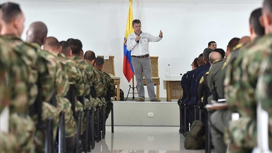 Juan Manuel Santos con militares. Foto: Colprensa