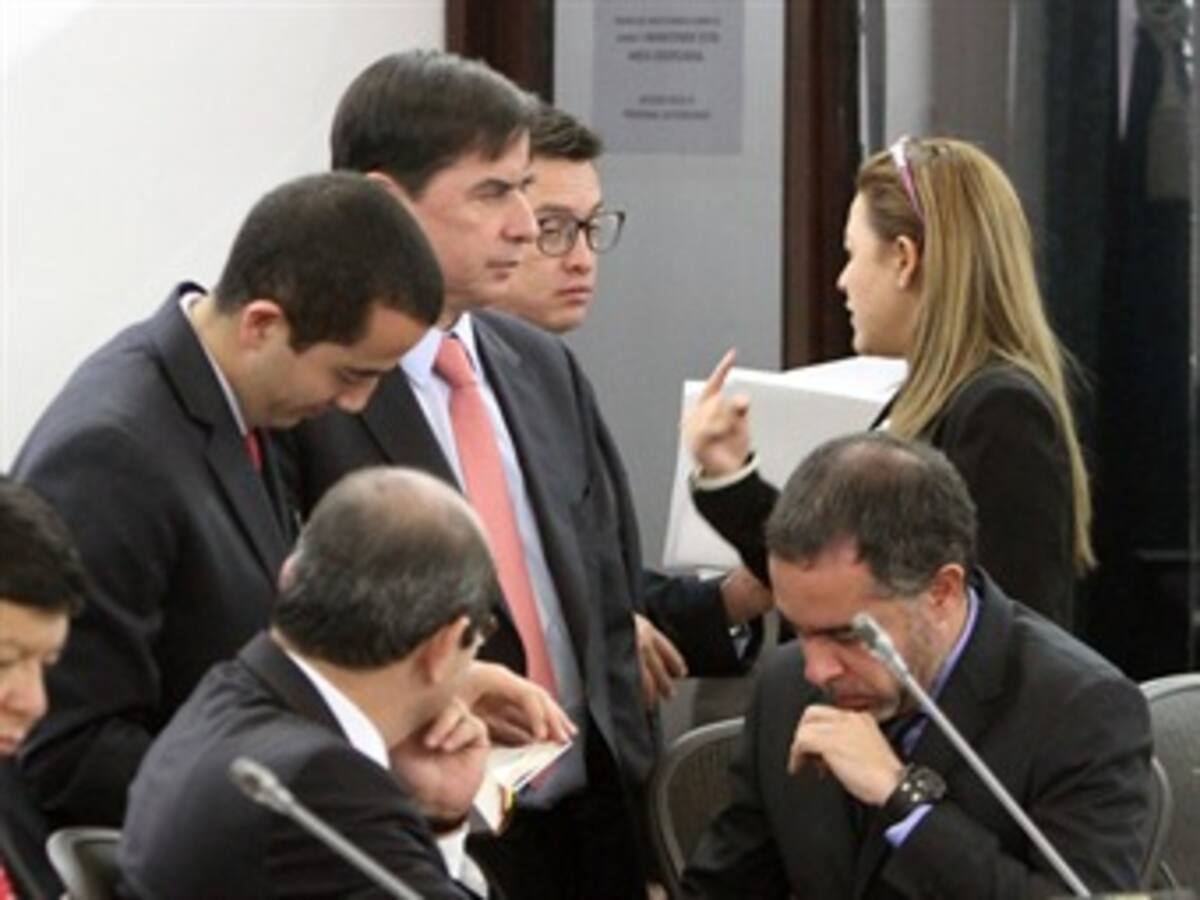 Con votos uribistas Senado eliminó en primer debate reelección presidencial