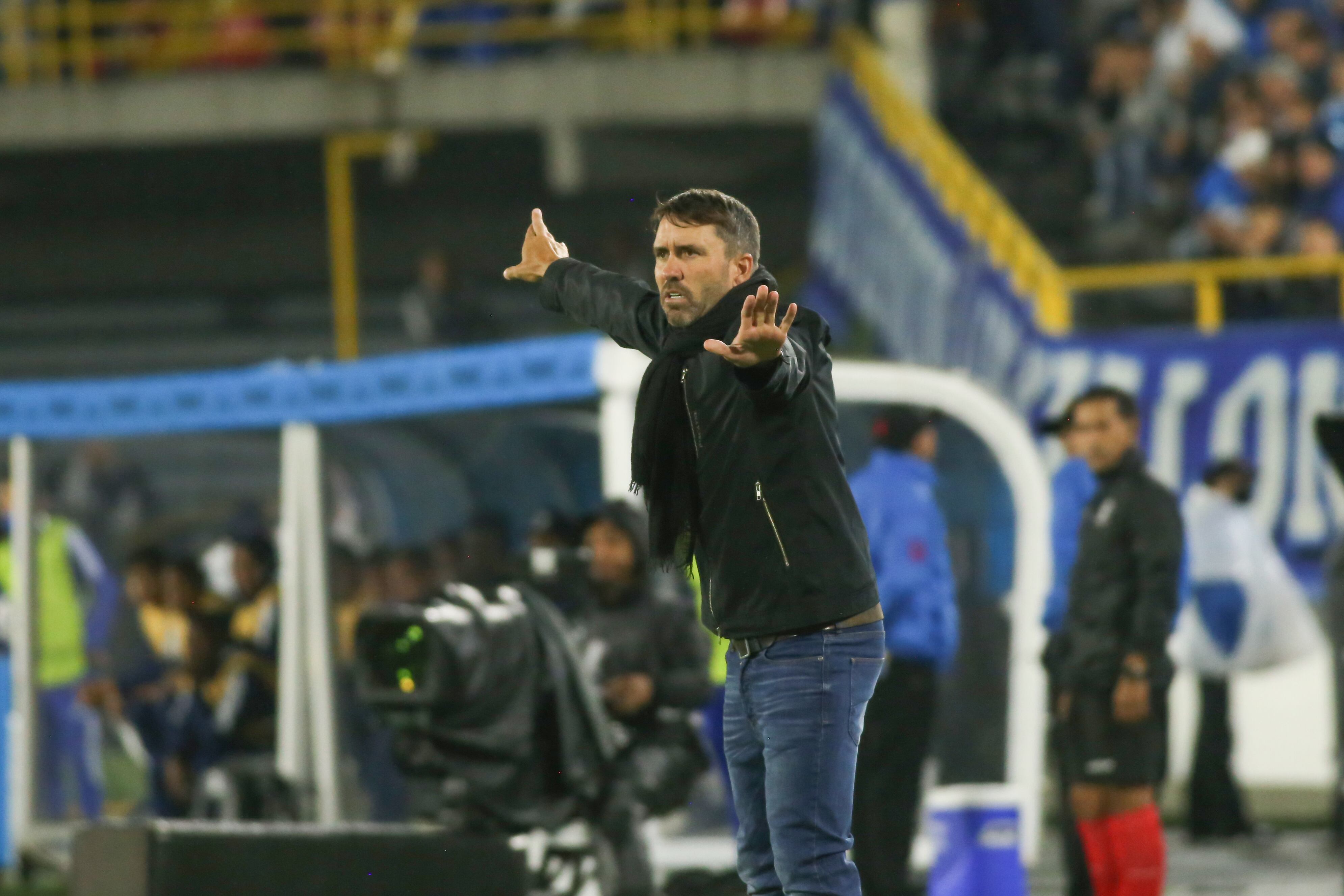 Eduardo Coudet, técnico del Atlético Mineiro, durante el partido de ida disputado en Bogotá. (Photo by Daniel Garzon Herazo/NurPhoto via Getty Images)