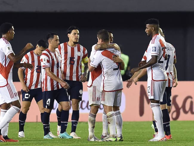 Peru y Paraguayan en el final del partido (Photo by NORBERTO DUARTE / AFP) (Photo by NORBERTO DUARTE/AFP via Getty Images)