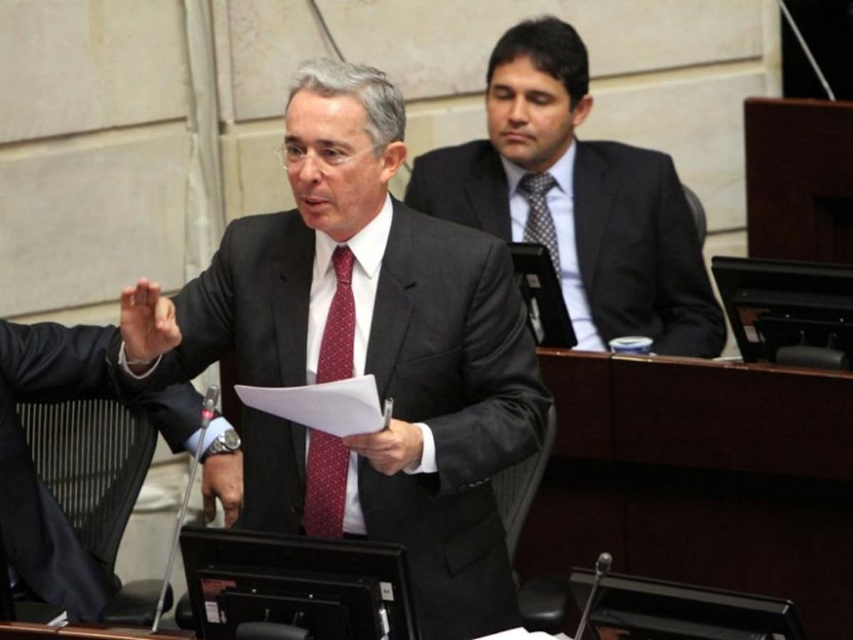 “Es muy difícil que Álvaro Uribe salga electo el año próximo como senador”, anticipa analista