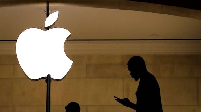 Un usuario de Apple revisando su dispositivo.
