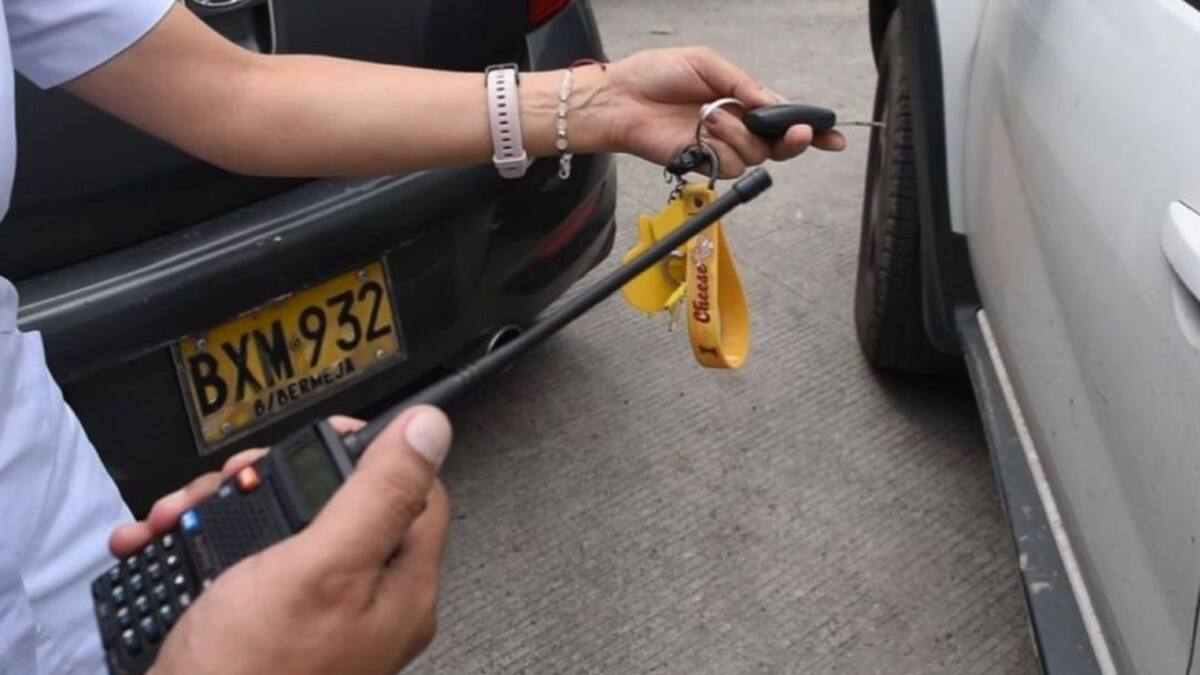 Con dispositivo tipo scanner intentan roban pertenencias dentro de vehículo