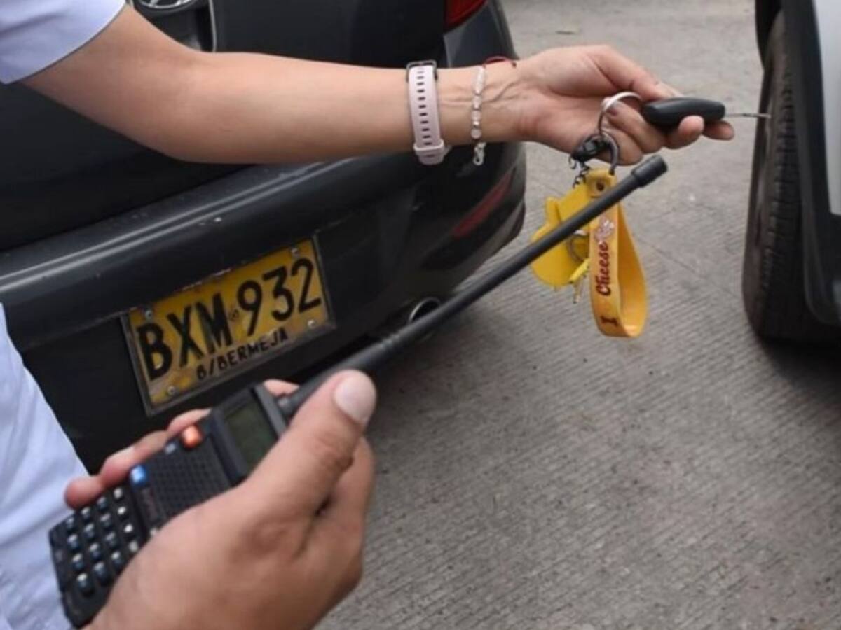 Con dispositivo tipo scanner intentan roban pertenencias dentro de vehículo