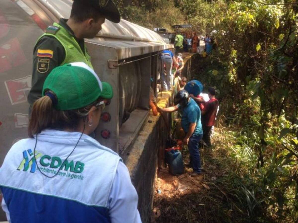 Carga de ACPM amenaza con caer a quebrada cerca de Bucaramanga