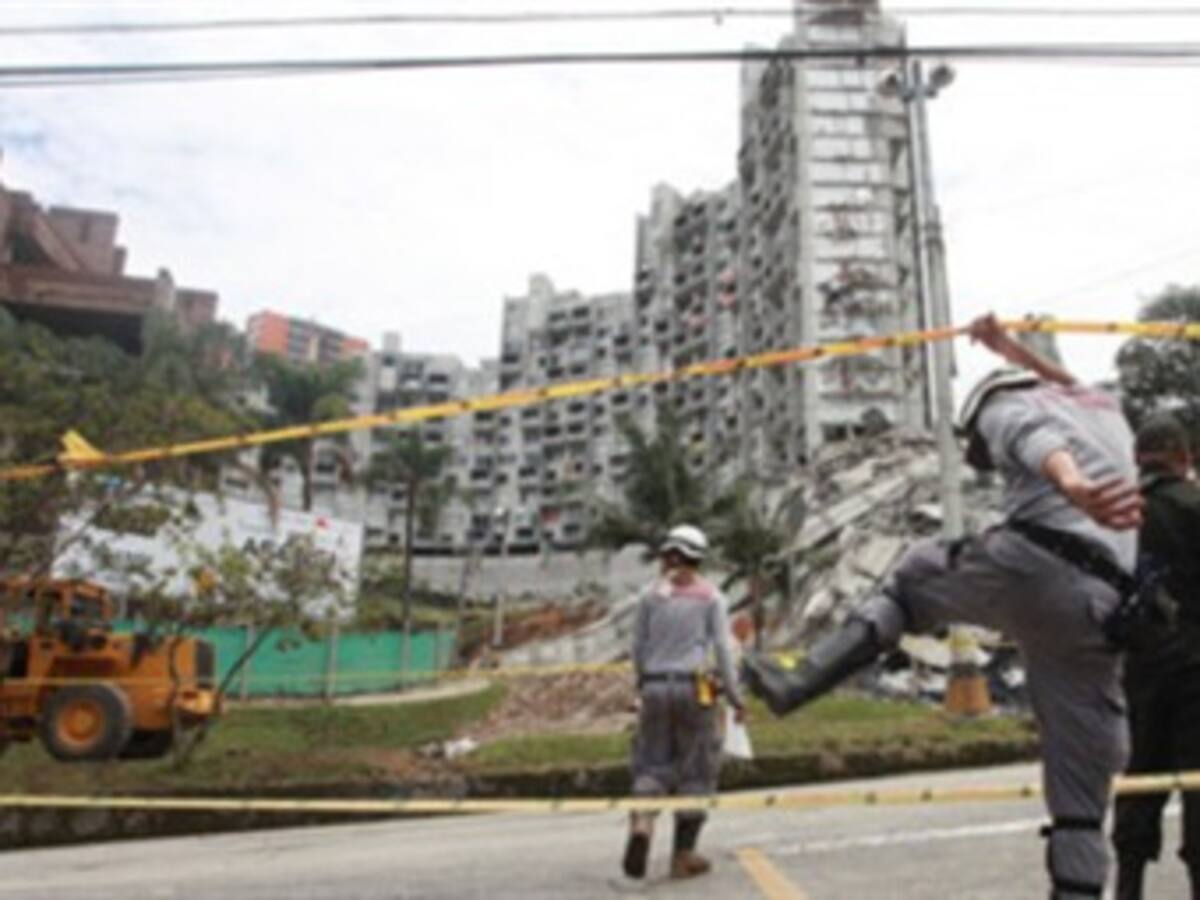 Bomberos de Pereira ayudan en labores de búsqueda en edificio Space