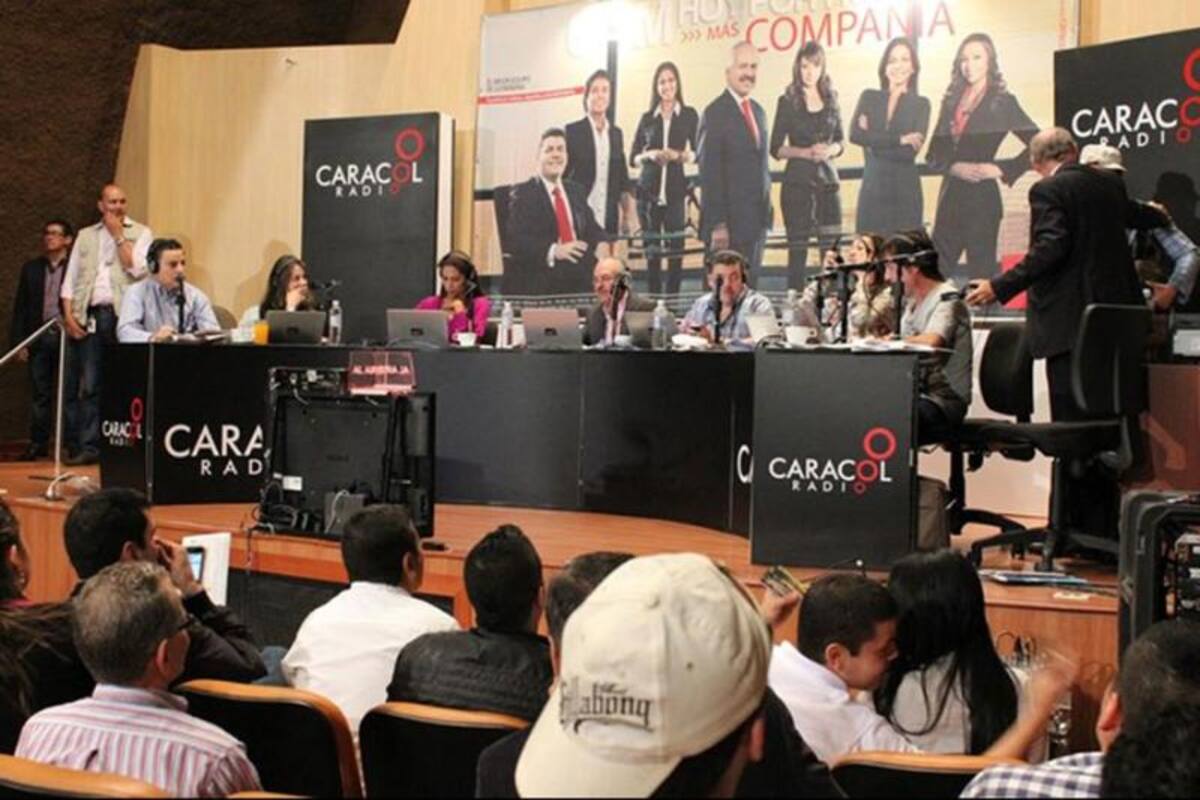 Darío Arizmendi y su equipo desde la ciudad más innovadora del mundo, mostrando lo mejor de Antioquia y sus gentes. Foto: Caracol Radio.