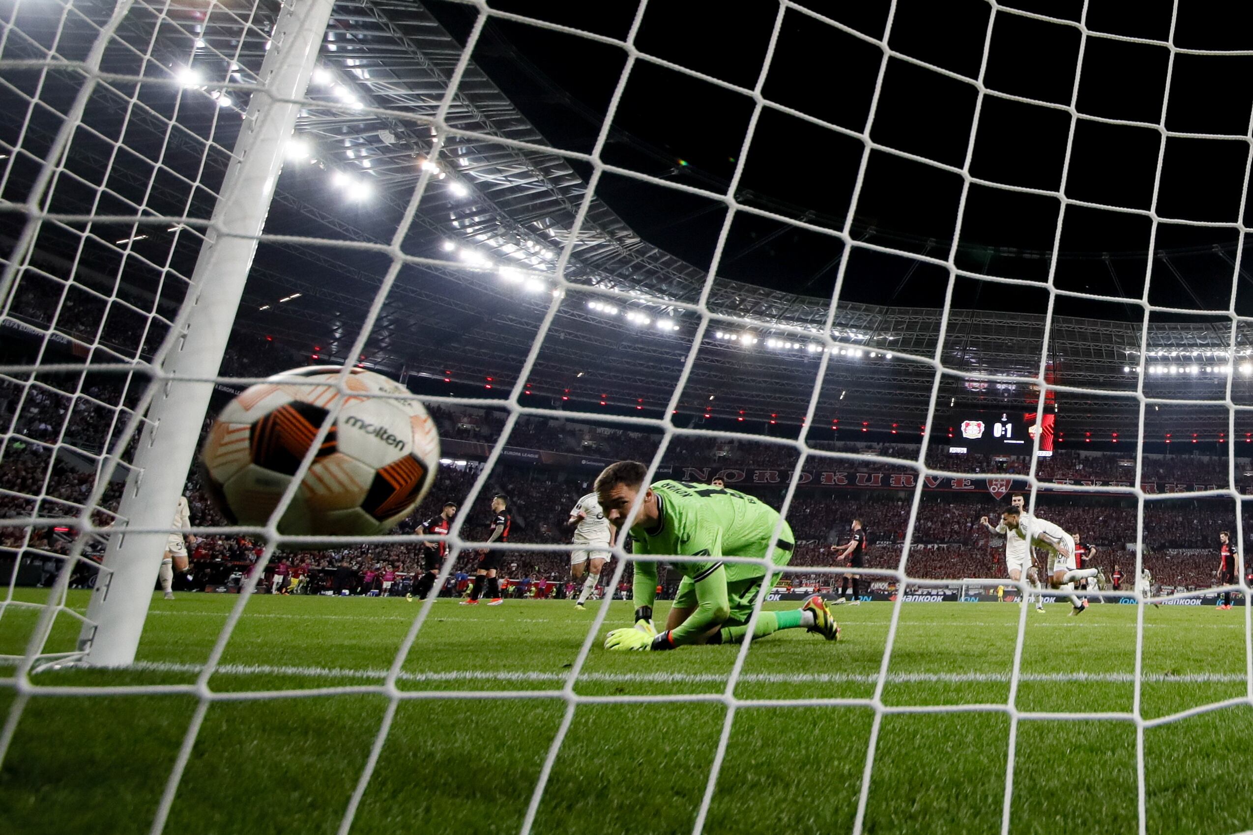 Leverkusen (Germany), 09/05/2024.- Leverkusen's goalkeeper Matej Kovar concedes a penalty goal during the UEFA Europa League semifinal second leg soccer match between Bayer 04 Leverkusen and AS Roma in Leverkusen, Germany, 09 May 2024. (Alemania) EFE/EPA/RONALD WITTEK