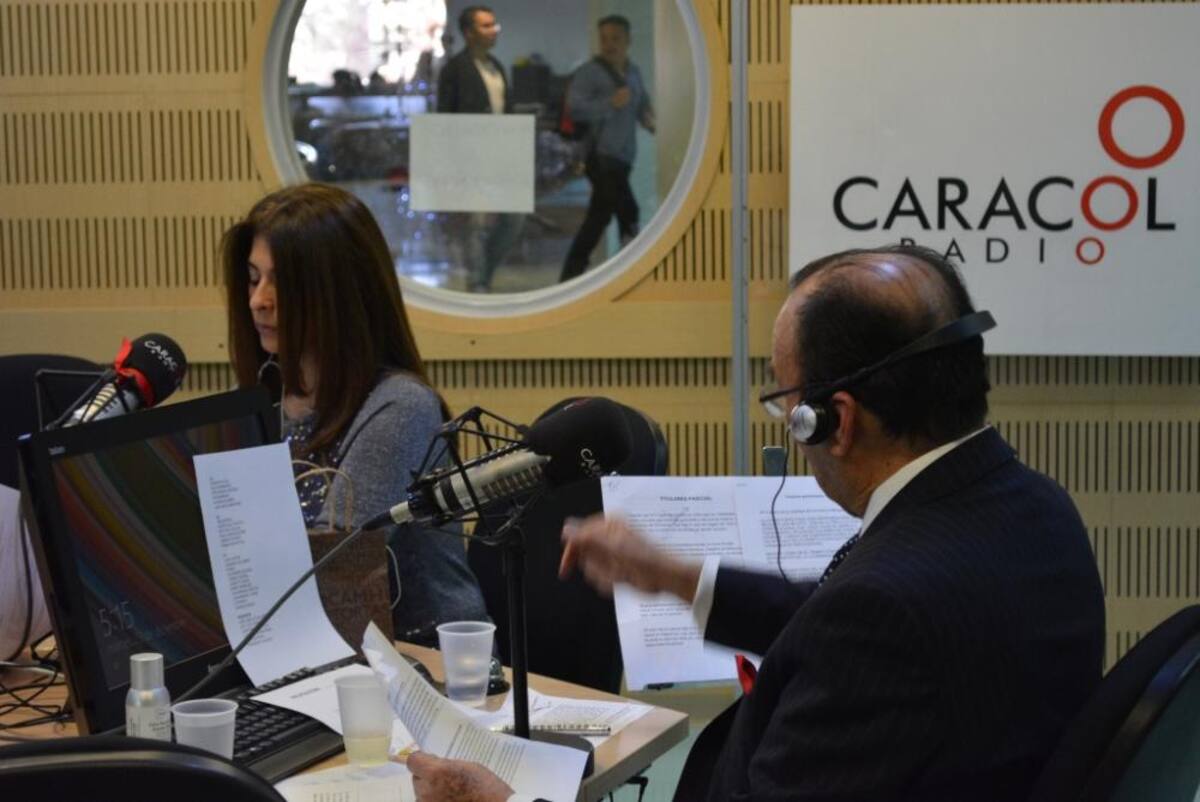 Tras dos décadas de estar inundando de humor a los colombianos, el admirado periodista se retira de La Luciérnaga, vea como desarrolla su último programa.