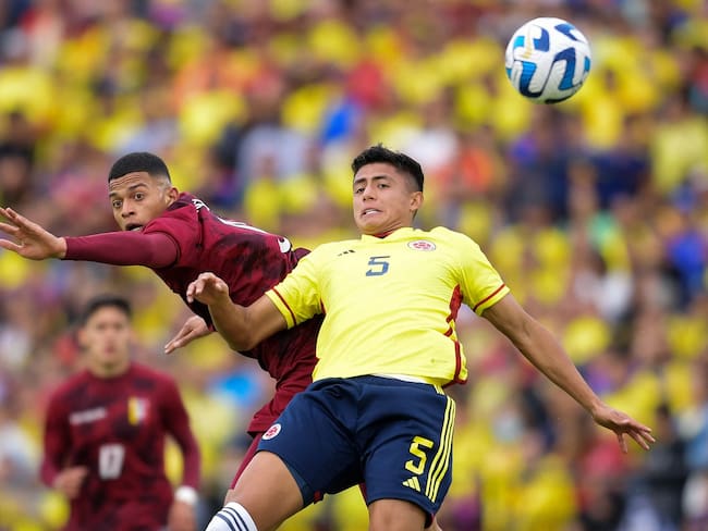 Kevin Mantilla, defensa de la Selección Colombia. (Photo by DANIEL MUNOZ/AFP via Getty Images)