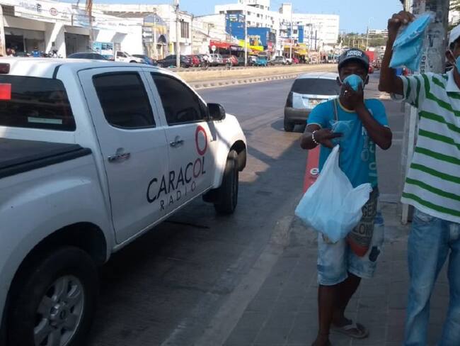 En Cartagena, vendedores ambulantes ahora ofrecen tapabocas