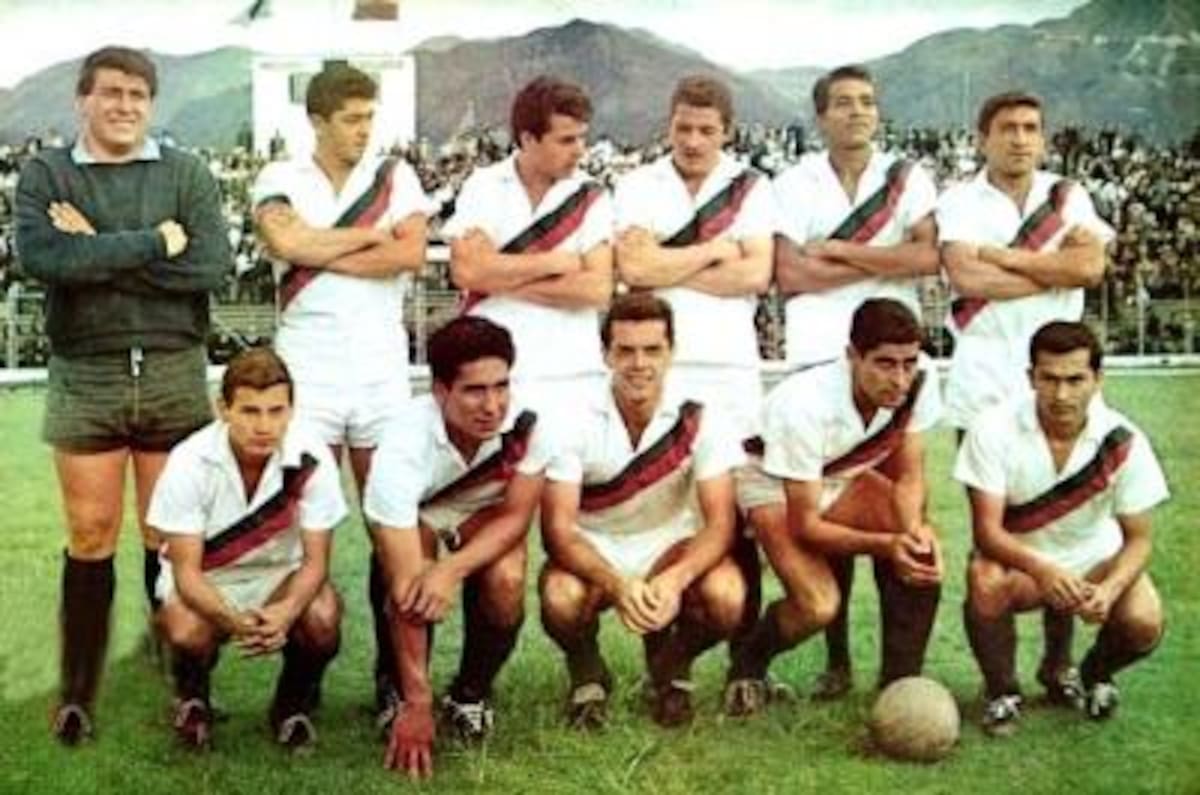 ONCE CALDAS 1964DE PIE IZQ-DER: Olmos, Chalo González, Bricka, Marin, Marquez, Burbano. ABAJO IZQ-DER: Uribe, Camacho, Galarza, Hugo Pérez, Jairo Niño.