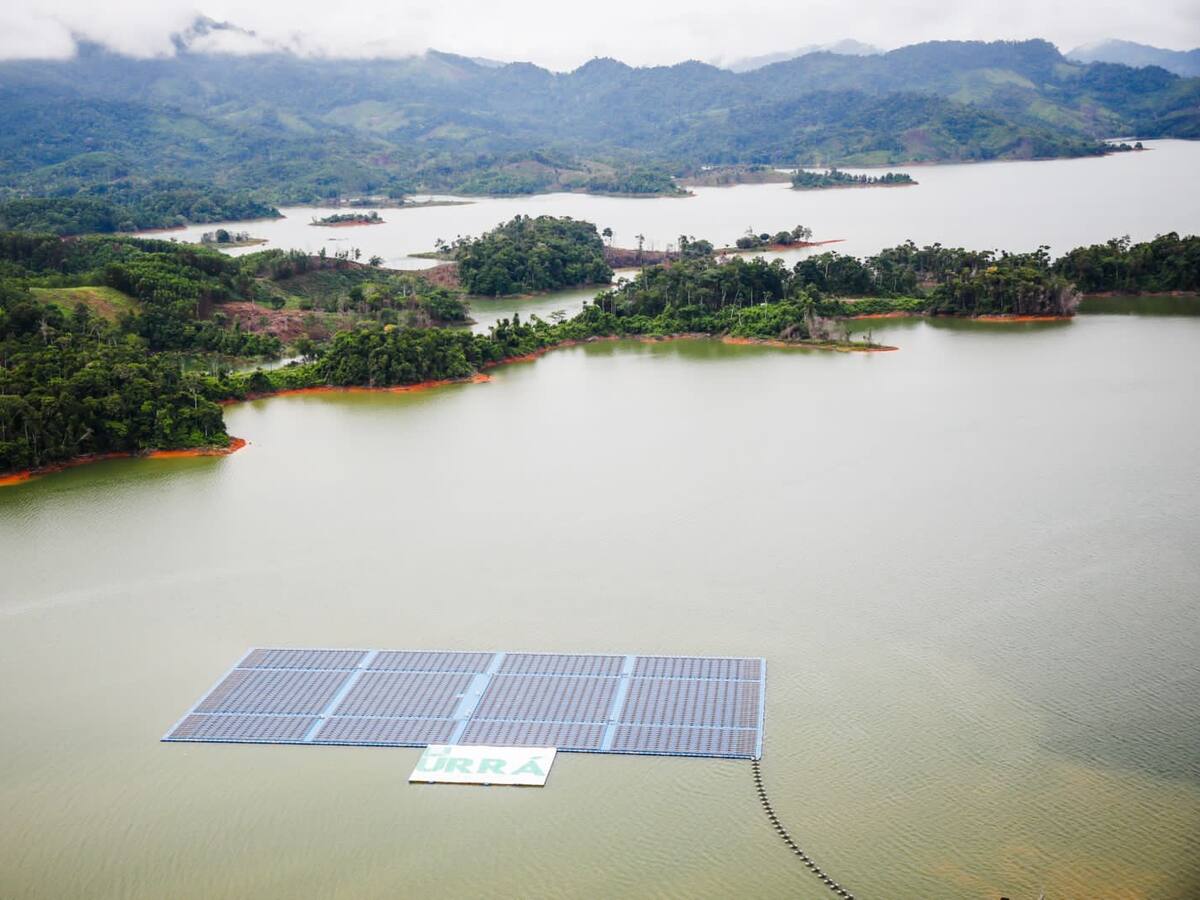 Inauguran en Córdoba la planta solar flotante más grande de Latinoamérica