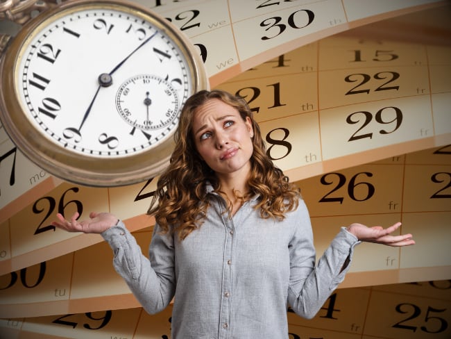 Mujer confundida // Hojas de Calendario // Reloj