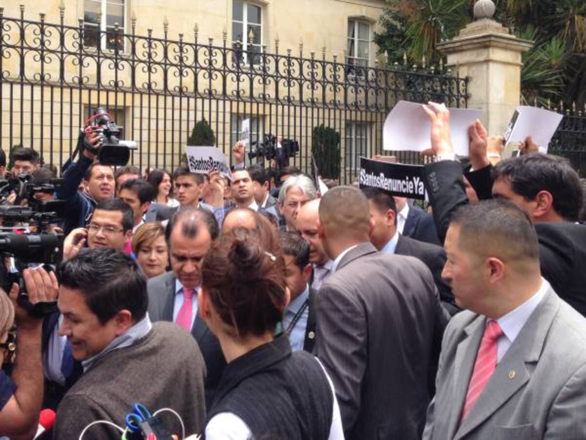 En protesta frente a la Casa de Nariño, bancada uribista pide renuncia de Santos