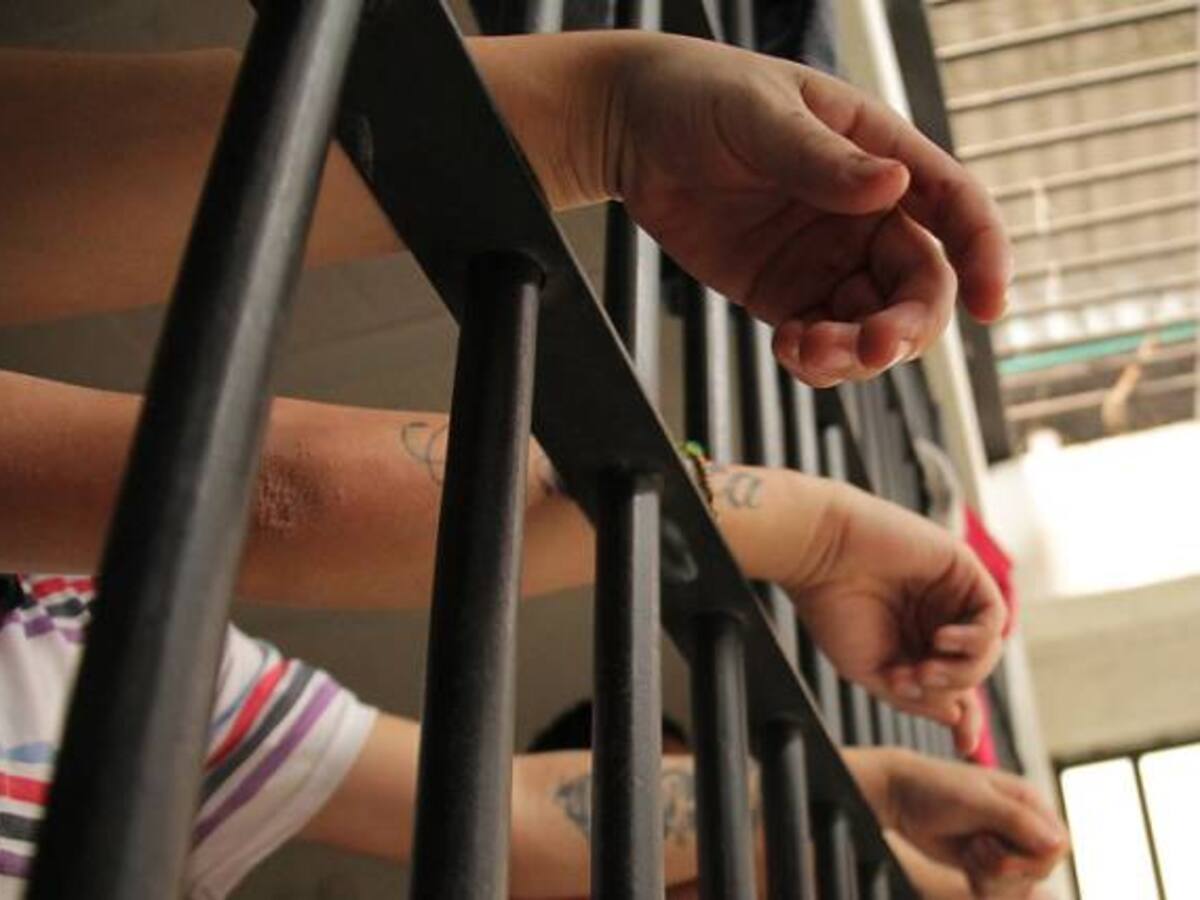 Condenan a mujer de 63 años por robar salchichas