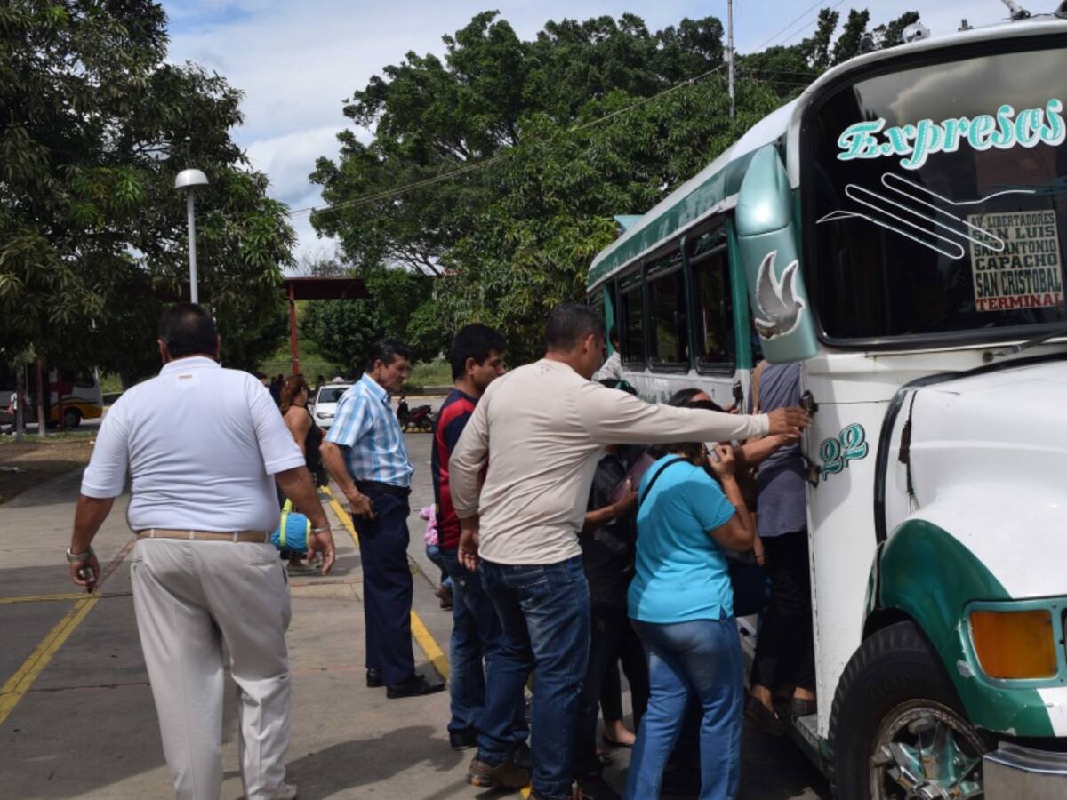 Venezolanos se quedaron sin atención en terminal de San Antonio