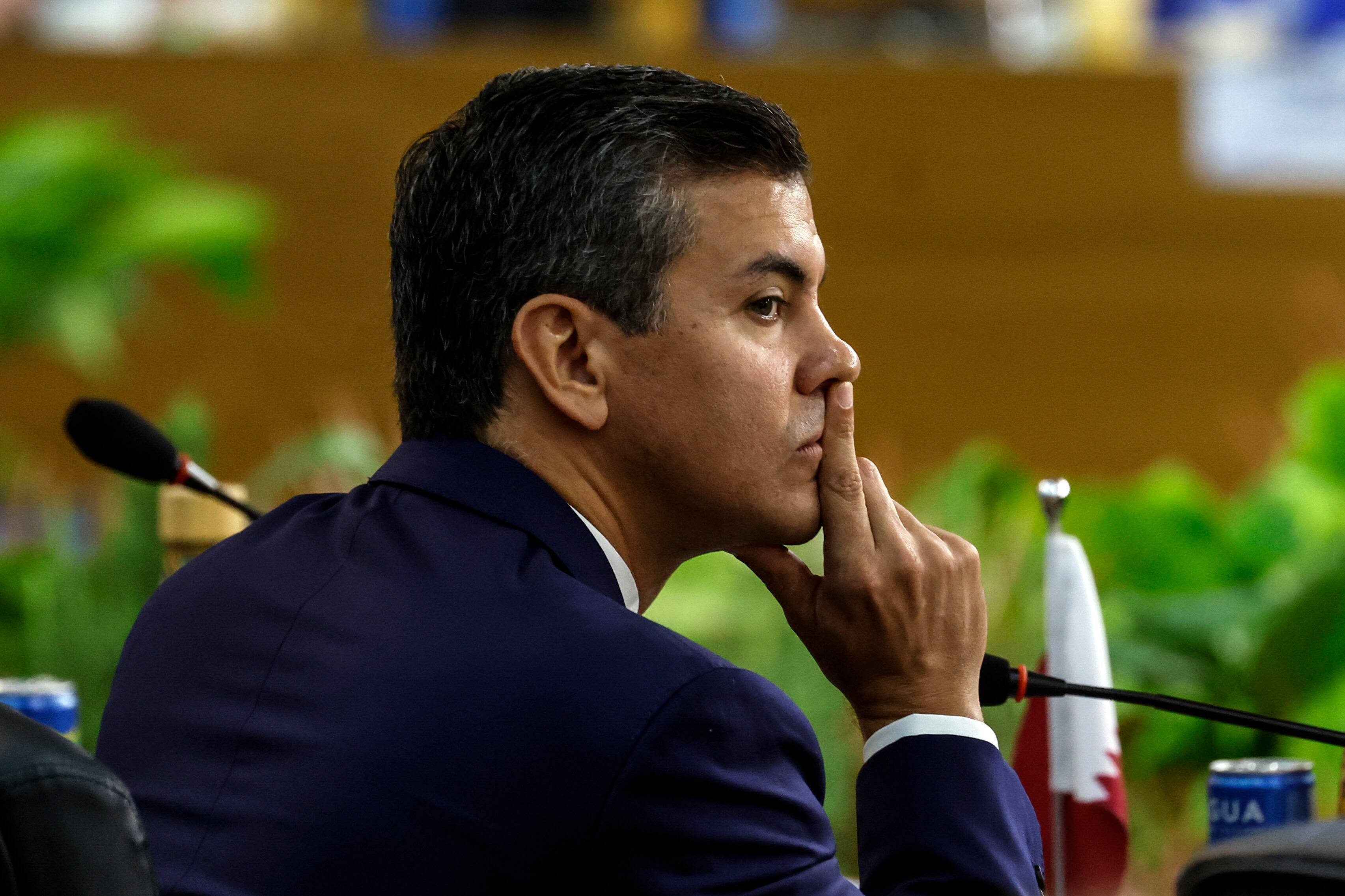 BRA01. RIO DE JANEIRO (BRASIL), 18/11/2024.- El presidente de Paraguay, Santiago Peña, participa durante la apertura de la Cumbre de jefes de Estado del G20 que comenzó este lunes en Río de Janeiro (Brasil). El presidente brasileño, Luiz Inácio Lula da Silva, afirmó este lunes, en la apertura de la cumbre de líderes del G20, en Río de Janeiro, que es "imprescindible" acabar con el hambre para llegar "a un mundo en paz". EFE/ Antonio Lacerda