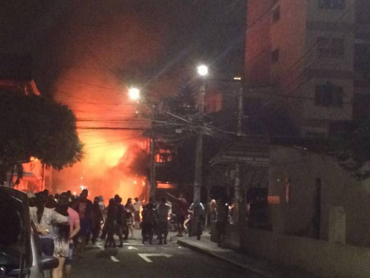 Incendio destruyó reconocido supermercado en Girón