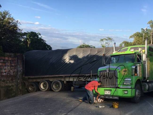 Cierre total en la vía Bucaramanga-Bogotá por fallas mecánicas de vehículo
