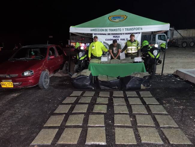 En el operativo una persona fue capturada y dejada disposición de la autoridad judicial competente, junto al estupefaciente y el vehículo.