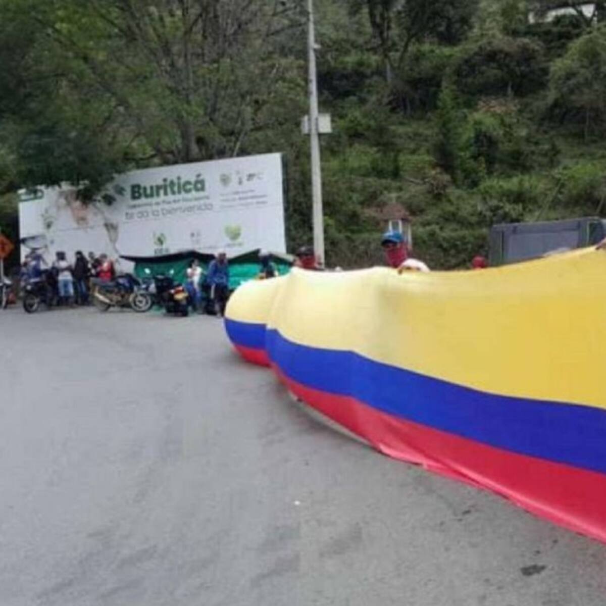 Protestas en Buriticá impiden el rescate de trabajadores atrapados en mina