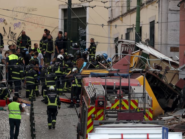 Police and firefighters work on the site of a funicular railway accident in Lisbon, on September 3, 2025. The accident of a funicular railway caused several dead and seriously injured in Lisbon, announced the Portugal's President of the Republic. (Photo by PATRICIA DE MELO MOREIRA / AFP)