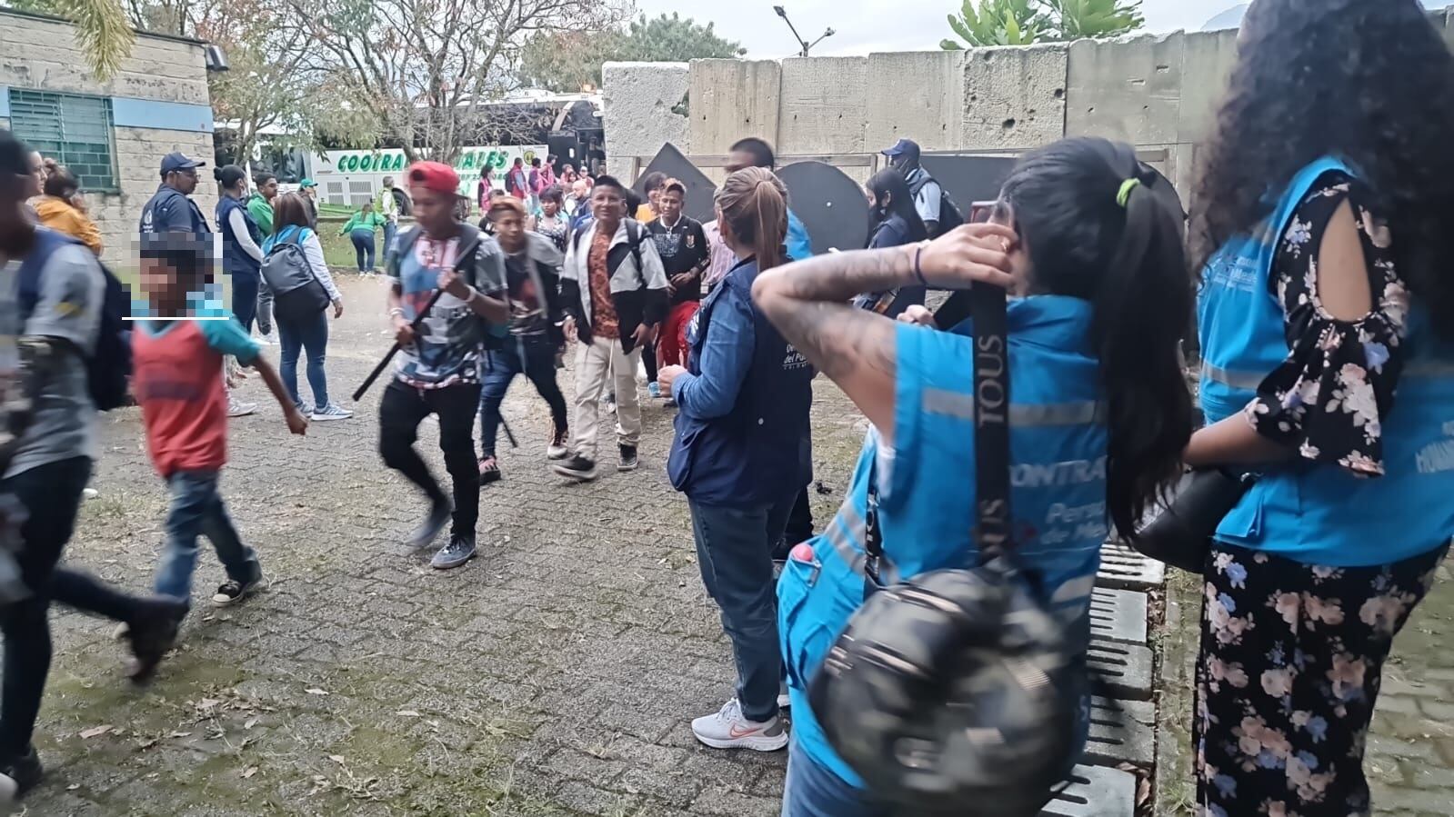 Indígenas llegando al coliseo Carlos Mauro Hoyos - foto cortesía