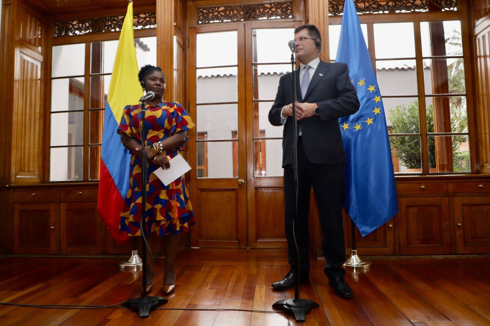 Francia Márquez y el comisario de la Unión Europea para Gestión de Crisis y Ayuda Humanitaria, Janez Lenarcic.