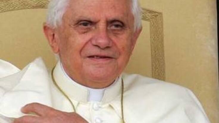 Benedicto XVI deja hospital tras operación en la mano