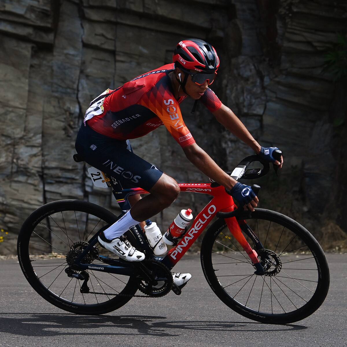 Egan Bernal sufrió una caída durante la etapa 17 del Tour de Francia