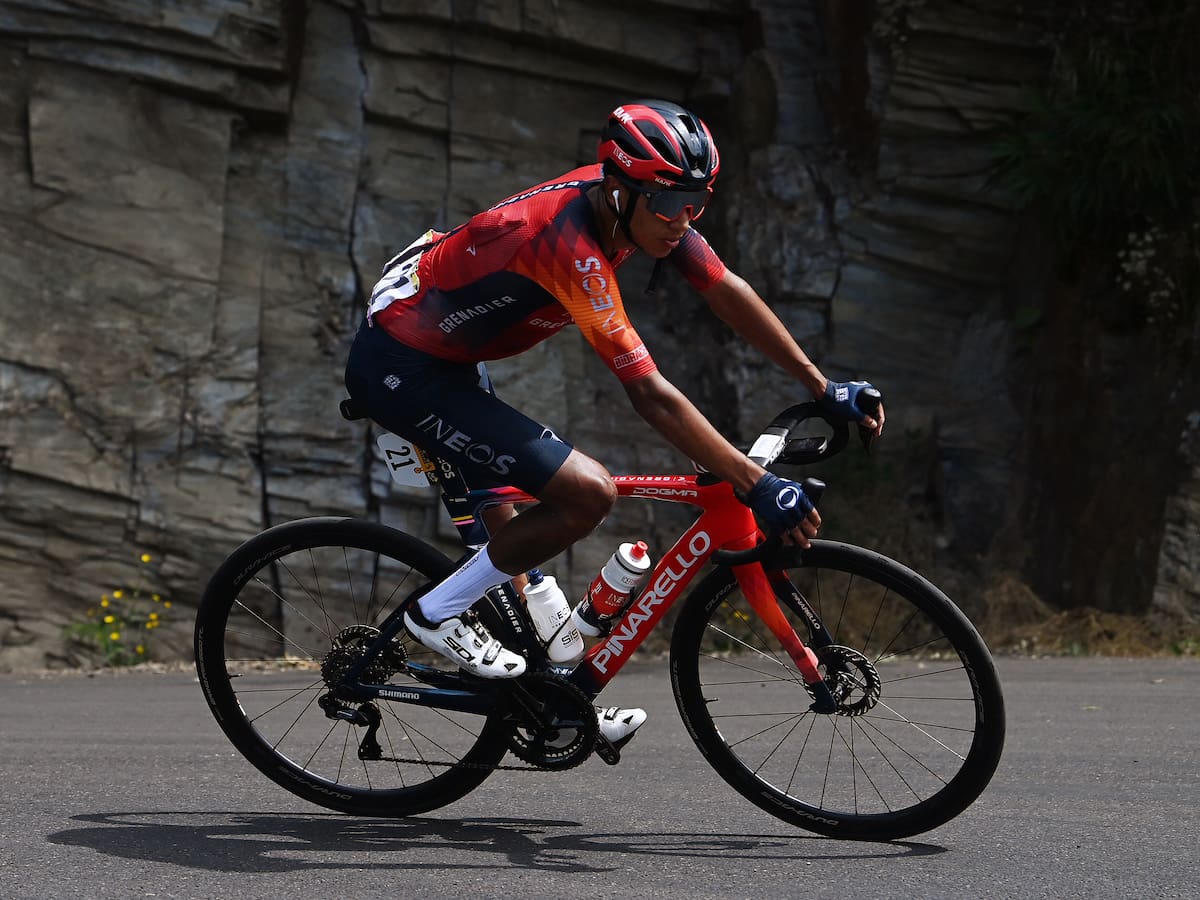 Egan Bernal sufrió una caída durante la etapa 17 del Tour de Francia