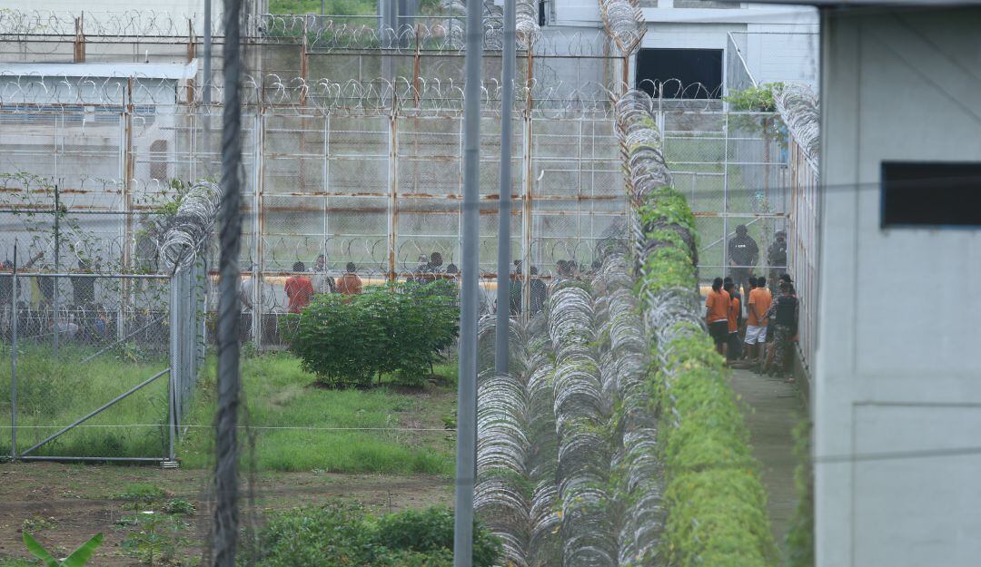 Control de un motín en una cárcel de Ecuador 