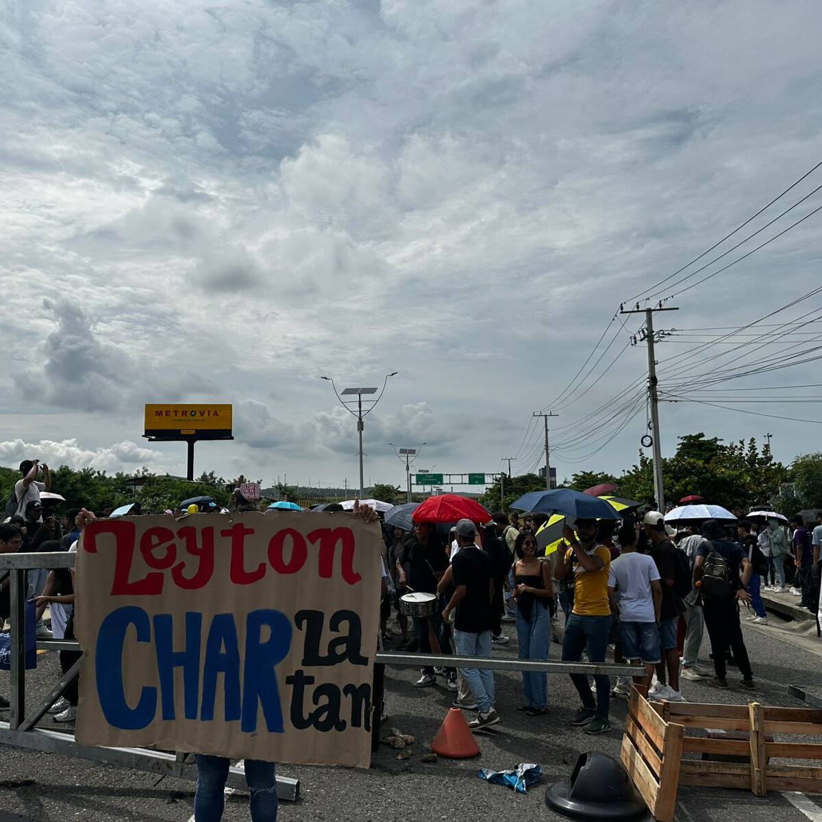 Estudiantes de la Uniatlántico realizan bloqueos en la Vía al Mar