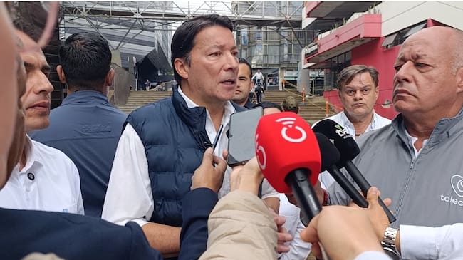 El registrador Hernán Penagos visitando una de las sedes de la entidad en Manizales.