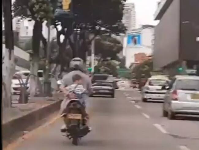 VIDEO: Niño es transportado en una moto en plena 27